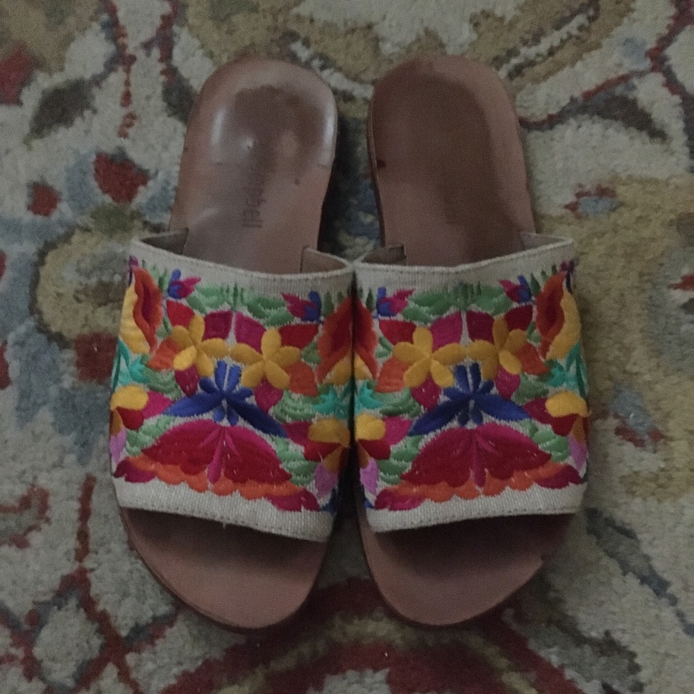 JEFFREY CAMPBELL x FREE PEOPLE Floral Embroidered Slip On Flat Sandals 8…